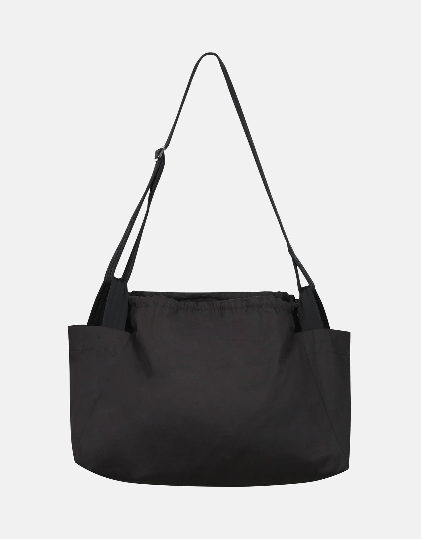 Cross-body bag, two wide side pockets, drawstring closing, adjustable padded shoulder strap.
Made in France, in a Black ripstop canvas, 100% Cotton, 206g/m², from a fashion house's dead stock.
Also available in a mini version.