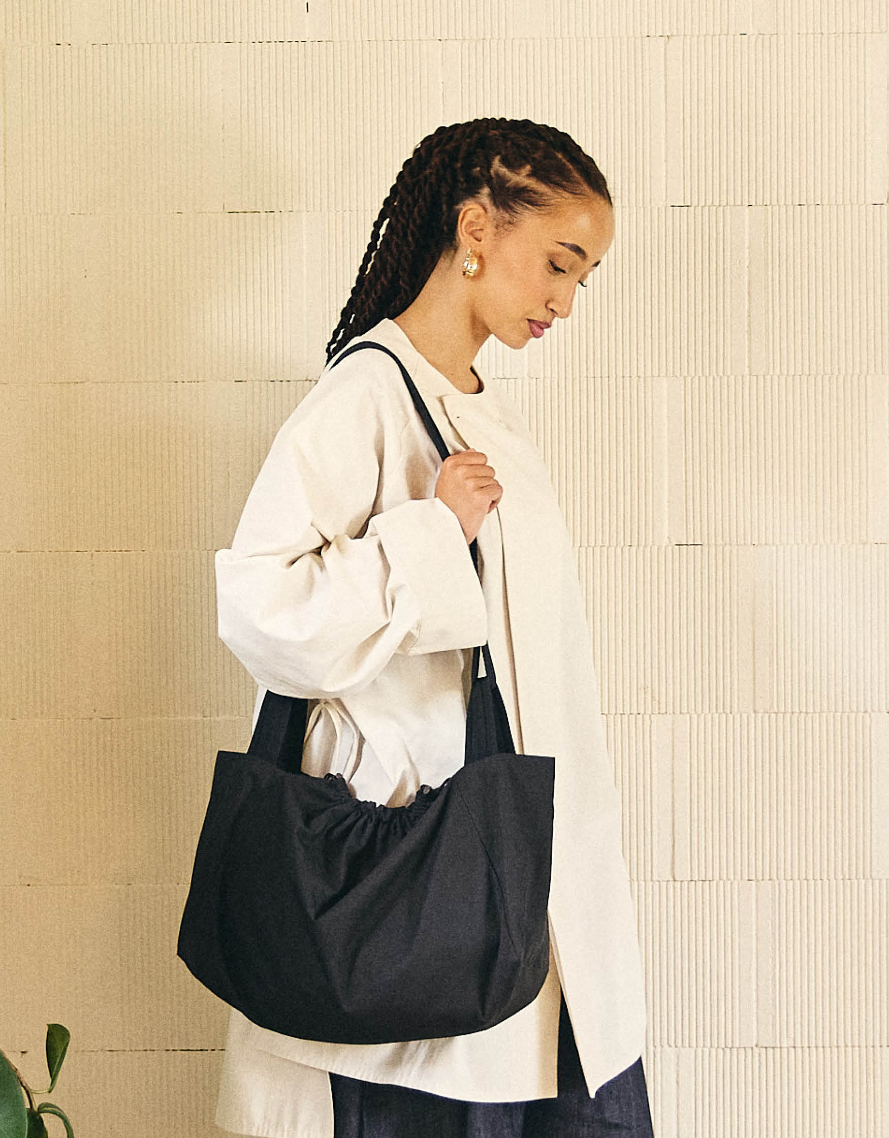 Cross-body bag, two wide side pockets, drawstring closing, adjustable padded shoulder strap.
Made in France, in a Black ripstop canvas, 100% Cotton, 206g/m², from a fashion house's dead stock.
Also available in a mini version.