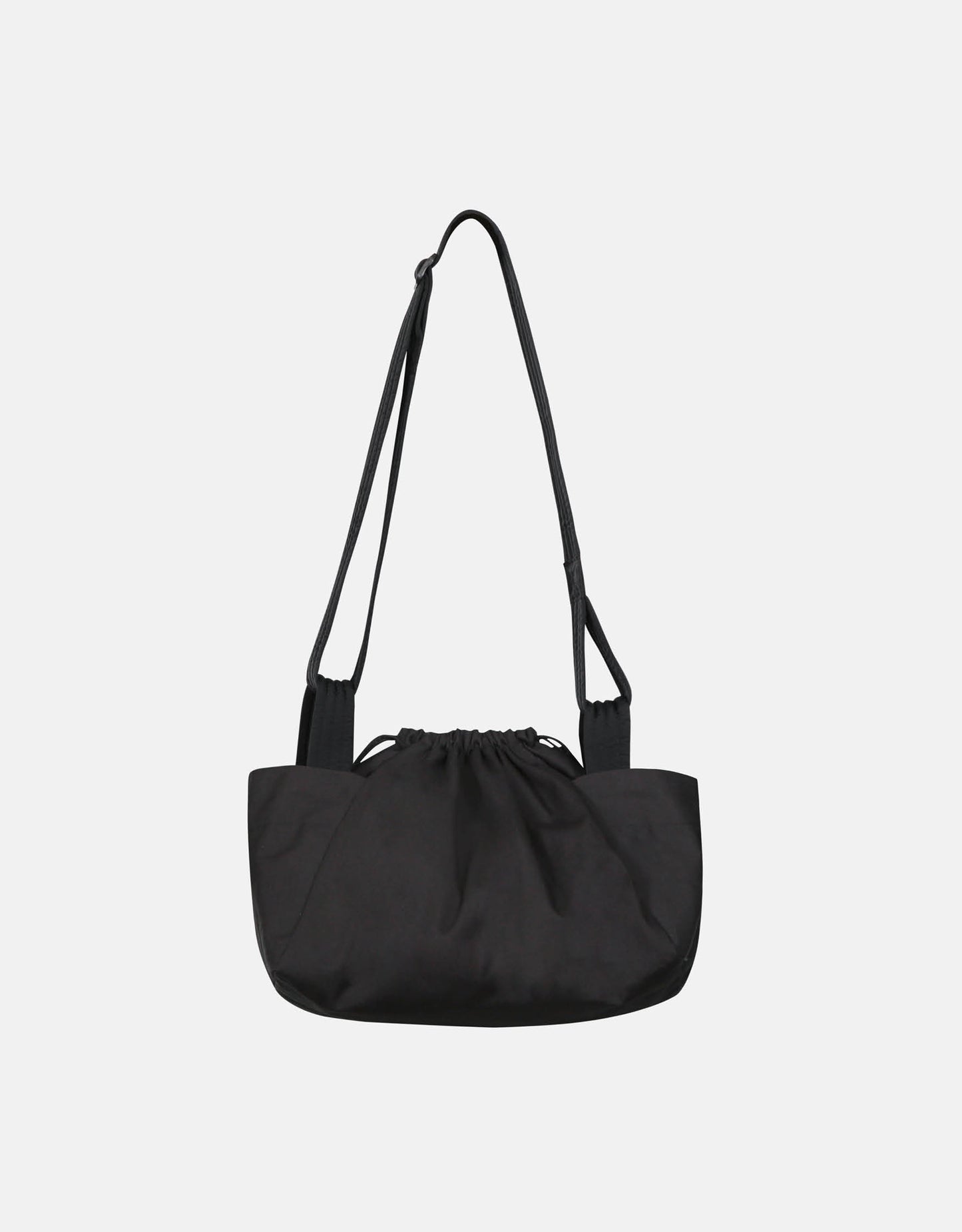 Cross-body bag, two wide side pockets, drawstring closing, adjustable padded shoulder strap.
Made in France, in a Black ripstop canvas, 100% Cotton, 206g/m², from a fashion house's dead stock.
Also available in a maxi version.