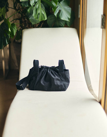 Cross-body bag, two wide side pockets, drawstring closing, adjustable padded shoulder strap.
Made in France, in a Black ripstop canvas, 100% Cotton, 206g/m², from a fashion house's dead stock.
Also available in a maxi version.