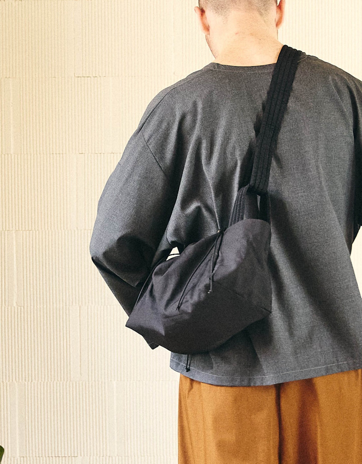 Cross-body bag, two wide side pockets, drawstring closing, adjustable padded shoulder strap.
Made in France, in a Black ripstop canvas, 100% Cotton, 206g/m², from a fashion house's dead stock.
Also available in a maxi version.