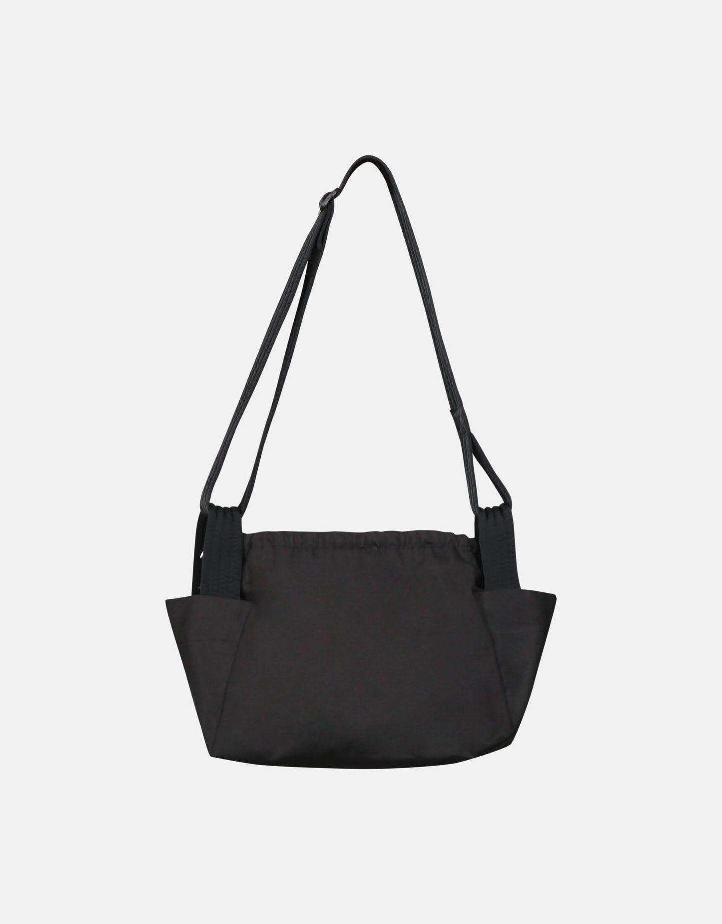 Cross-body bag, two wide side pockets, drawstring closing, adjustable padded shoulder strap.
Made in France, in a Black ripstop canvas, 100% Cotton, 206g/m², from a fashion house's dead stock.
Also available in a maxi version.