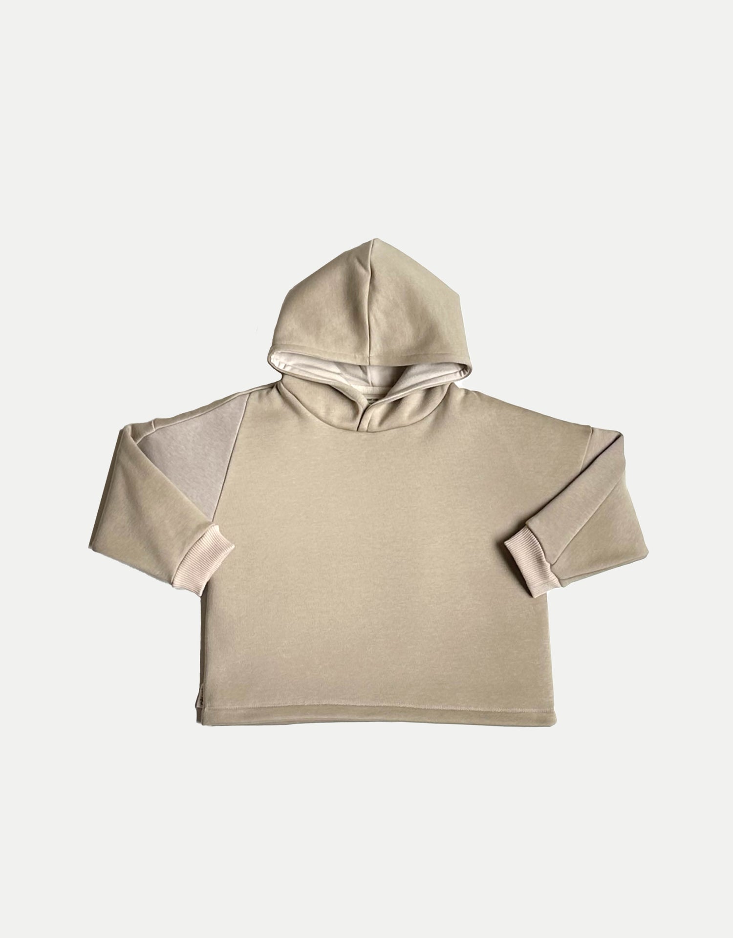 Hoodie pour enfant, beige, coupe droite oversized, emmanchures basses, découpes asymétriques. Upcyclé et unisexe. Made in France. Kid, hoodie, beige, oversized straight cut, low armholes, asymmetrical lines. Upcycled and unisex. Made in France.