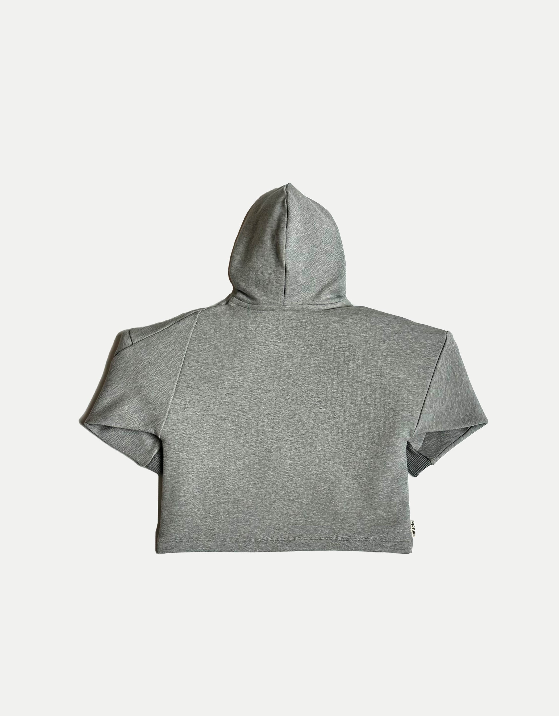 Hoodie pour enfant, gris, coupe droite oversized, emmanchures basses, découpes asymétriques. Upcyclé et unisexe. Made in France. Kid, hoodie, grey, oversized straight cut, low armholes, asymmetrical lines. Upcycled and unisex. Made in France.