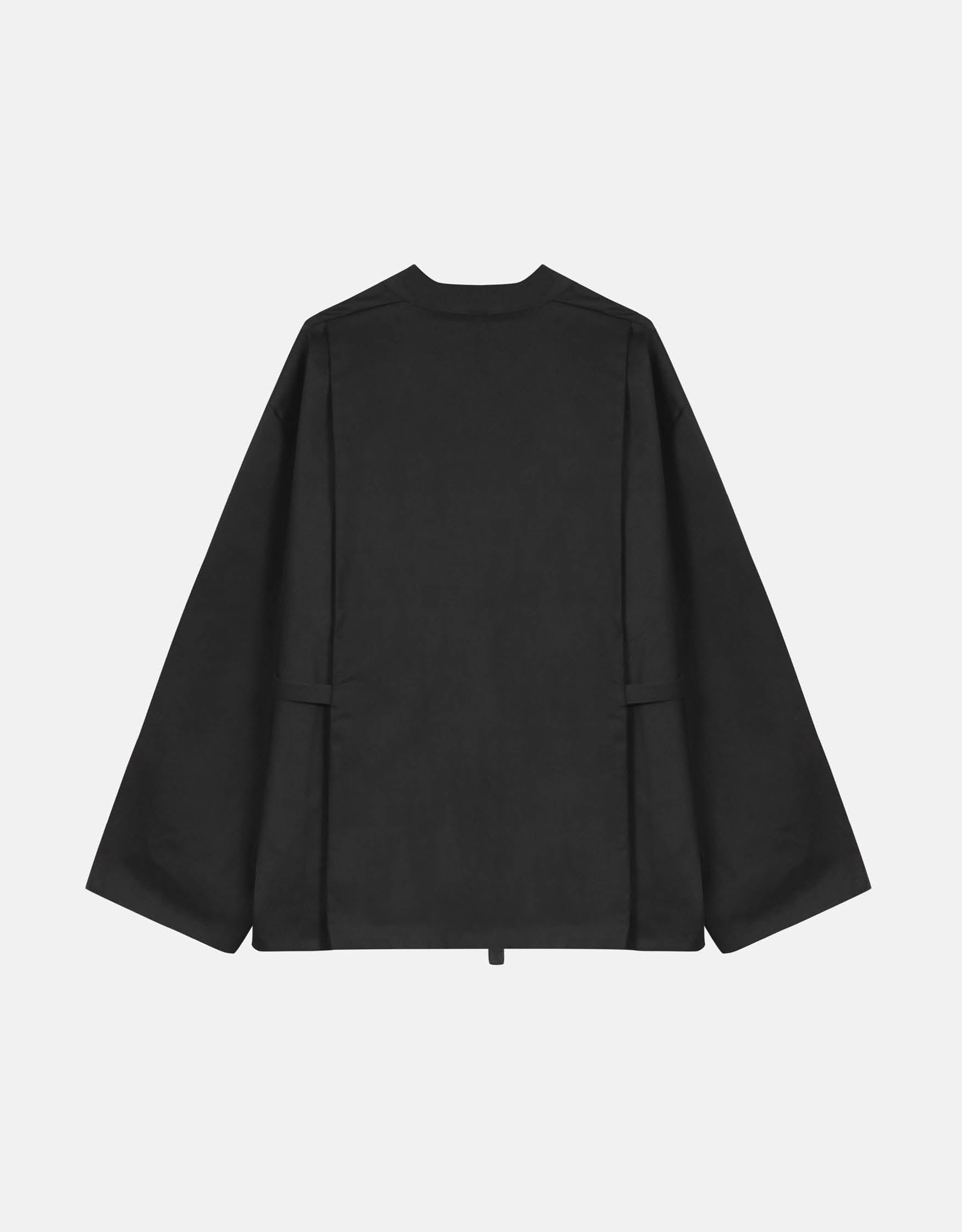 Unisex jacket, straight cut, oversized, low armholes, quilted strap at bottom of sleeves to modify volume, two wide pockets, asymmetrical lines, two wide pleats in back, cross-over front, closed by a belt.
Made in France, in a Black stretch cotton gabardine, 98% Cotton, 2% Elastane, 251g/m², from a fashion house's dead stock.