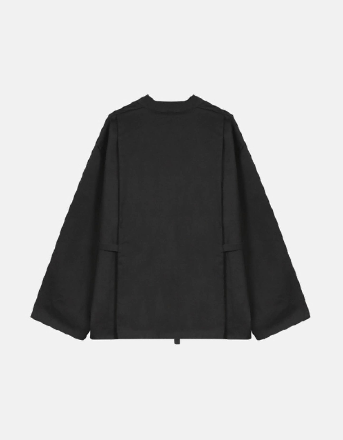 Unisex jacket, straight cut, oversized, low armholes, quilted strap at bottom of sleeves to modify volume, two wide pockets, asymmetrical lines, two wide pleats in back, cross-over front, closed by a belt.
Made in France, in a Black stretch cotton gabardine, 98% Cotton, 2% Elastane, 251g/m², from a fashion house's dead stock.