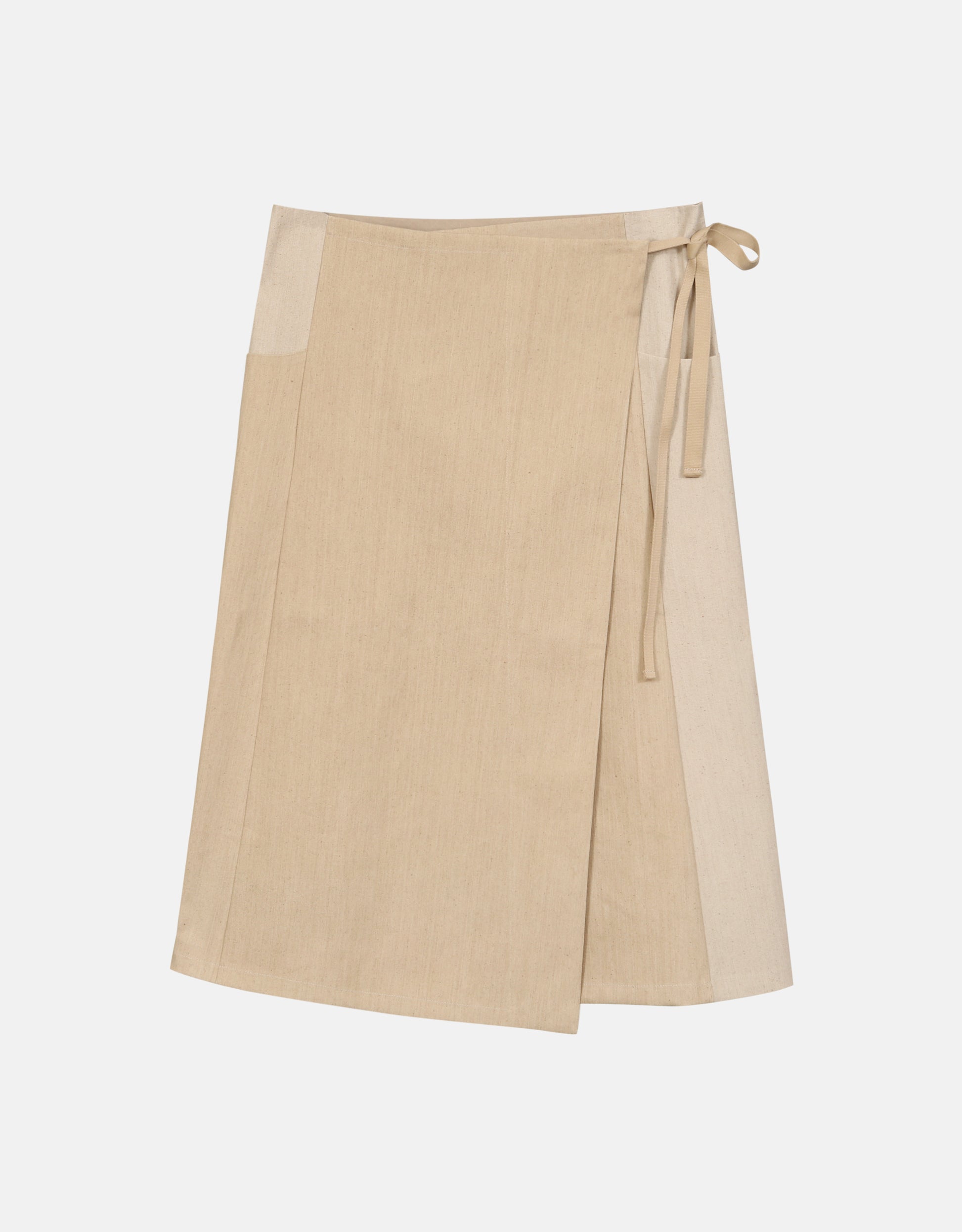 Jupe Chapitre 1, portefeuille, deux poches latérales, taille ajustable avec cordons passant dans deux passants au dos, dans un camaïeu de denims beiges.  Chapter 1 skirt, wrapped, two side pockets, adjustable waist with drawstrings passing through two loops at the back, in a cameo of beige denim.