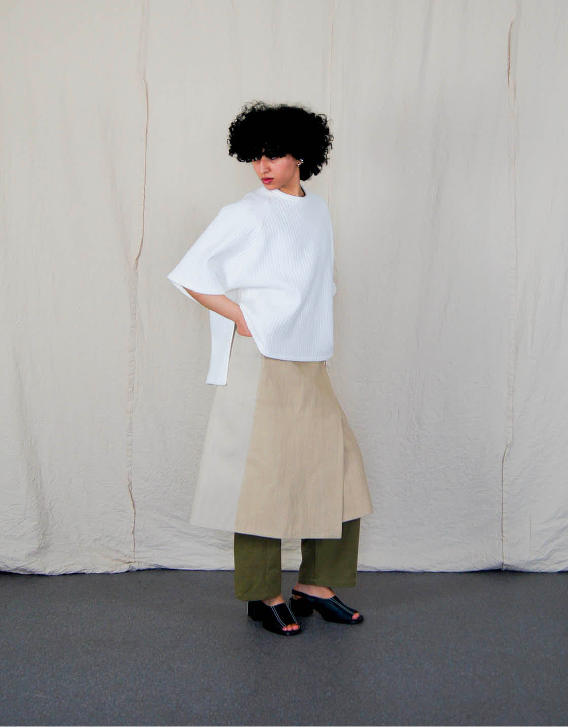 Jupe Chapitre 1, portefeuille, deux poches latérales, taille ajustable avec cordons passant dans deux passants au dos, dans un camaïeu de denims beiges.  Chapter 1 skirt, wrapped, two side pockets, adjustable waist with drawstrings passing through two loops at the back, in a cameo of beige denim.