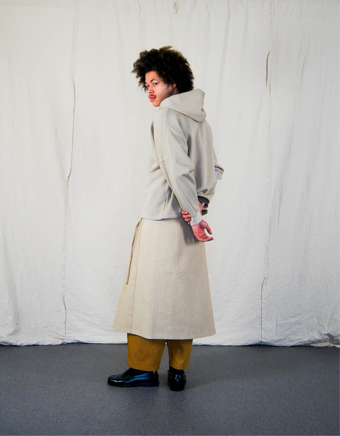 Jupe Chapitre 1, portefeuille, deux poches latérales, taille ajustable avec cordons passant dans deux passants au dos, dans un camaïeu de denims beiges.  Chapter 1 skirt, wrapped, two side pockets, adjustable waist with drawstrings passing through two loops at the back, in a cameo of beige denim.