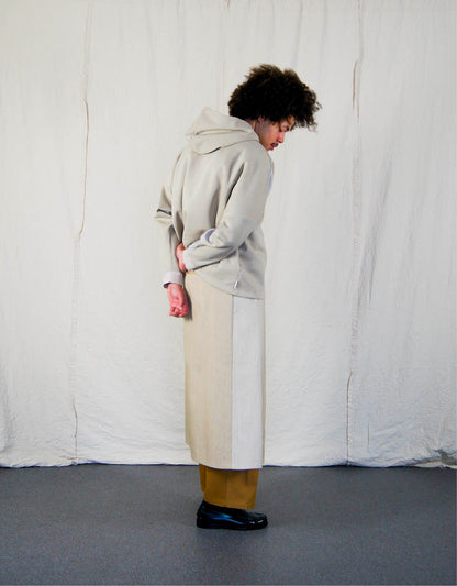 Jupe Chapitre 1, portefeuille, deux poches latérales, taille ajustable avec cordons passant dans deux passants au dos, dans un camaïeu de denims beiges.  Chapter 1 skirt, wrapped, two side pockets, adjustable waist with drawstrings passing through two loops at the back, in a cameo of beige denim.