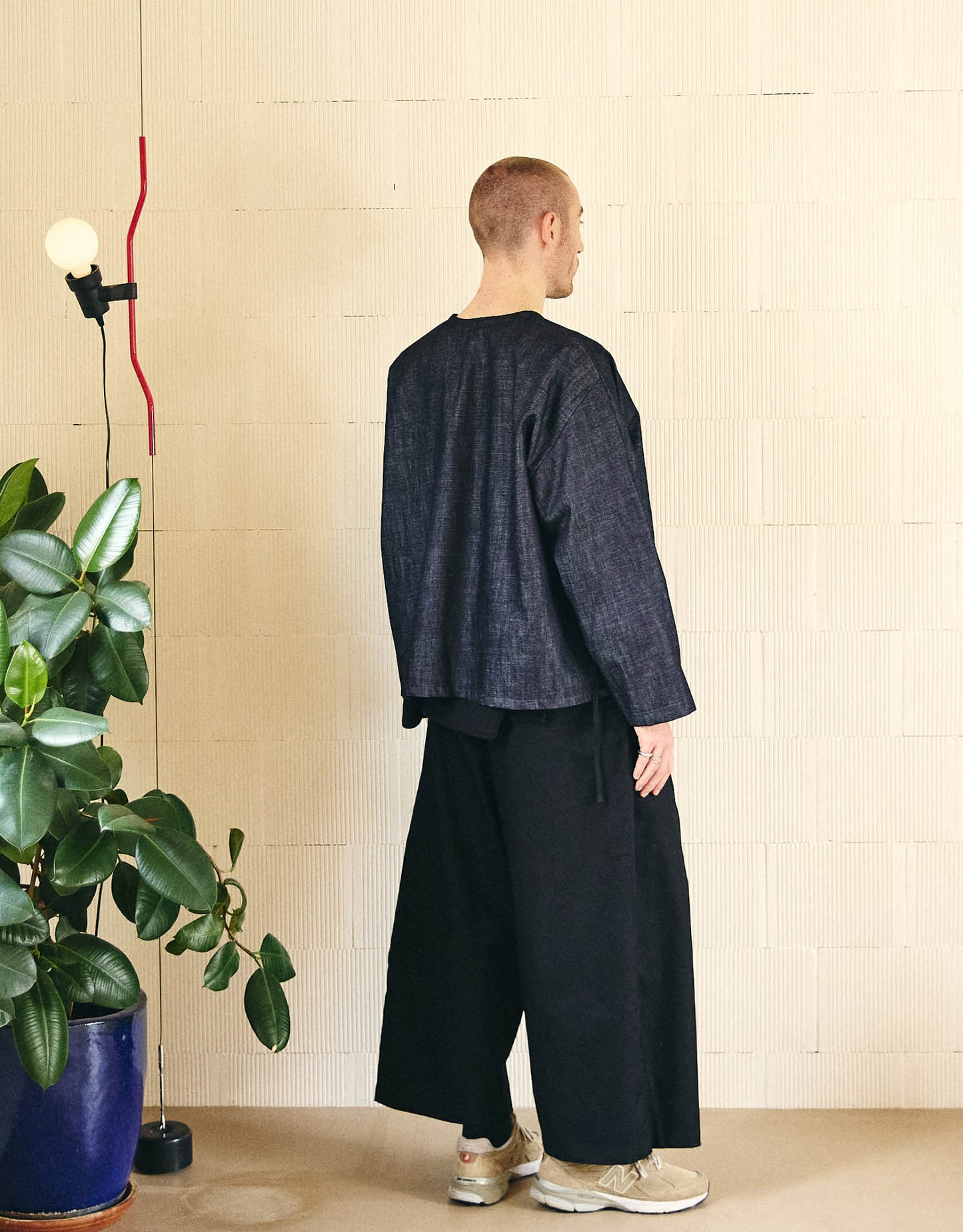 Unisex kimono, straight cut, oversized, low armholes, quilted strap at bottom of sleeves to modify volume, asymmetrical lines, cross-over front, closes with cotton taffeta ties of different widths. Designed to be worn both closed and open as an overshirt.
Made in France, in an Indigo denim, 100% Cotton, 395g/m², from a fashion house's dead stock.