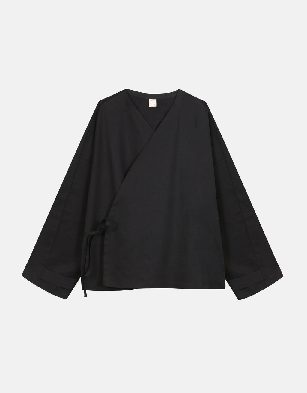 Unisex kimono, straight cut, oversized, low armholes, quilted strap at the bottom of the sleeves to modify volume, asymmetrical lines, cross-over front, closes with cotton taffeta ties of different widths. Designed to be worn both closed and open as an overshirt.
Made in France, in a Black stretch cotton gabardine, 98% Cotton, 2% Elastane, 251g/m², from a fashion house's dead stock.