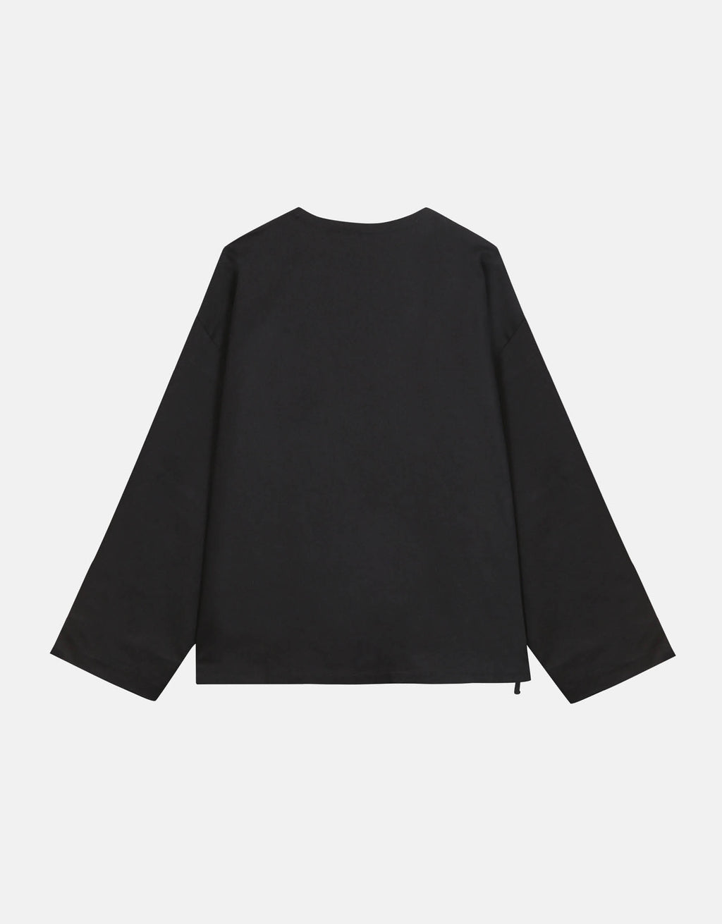 Unisex kimono, straight cut, oversized, low armholes, quilted strap at the bottom of the sleeves to modify volume, asymmetrical lines, cross-over front, closes with cotton taffeta ties of different widths. Designed to be worn both closed and open as an overshirt.
Made in France, in a Black stretch cotton gabardine, 98% Cotton, 2% Elastane, 251g/m², from a fashion house's dead stock.