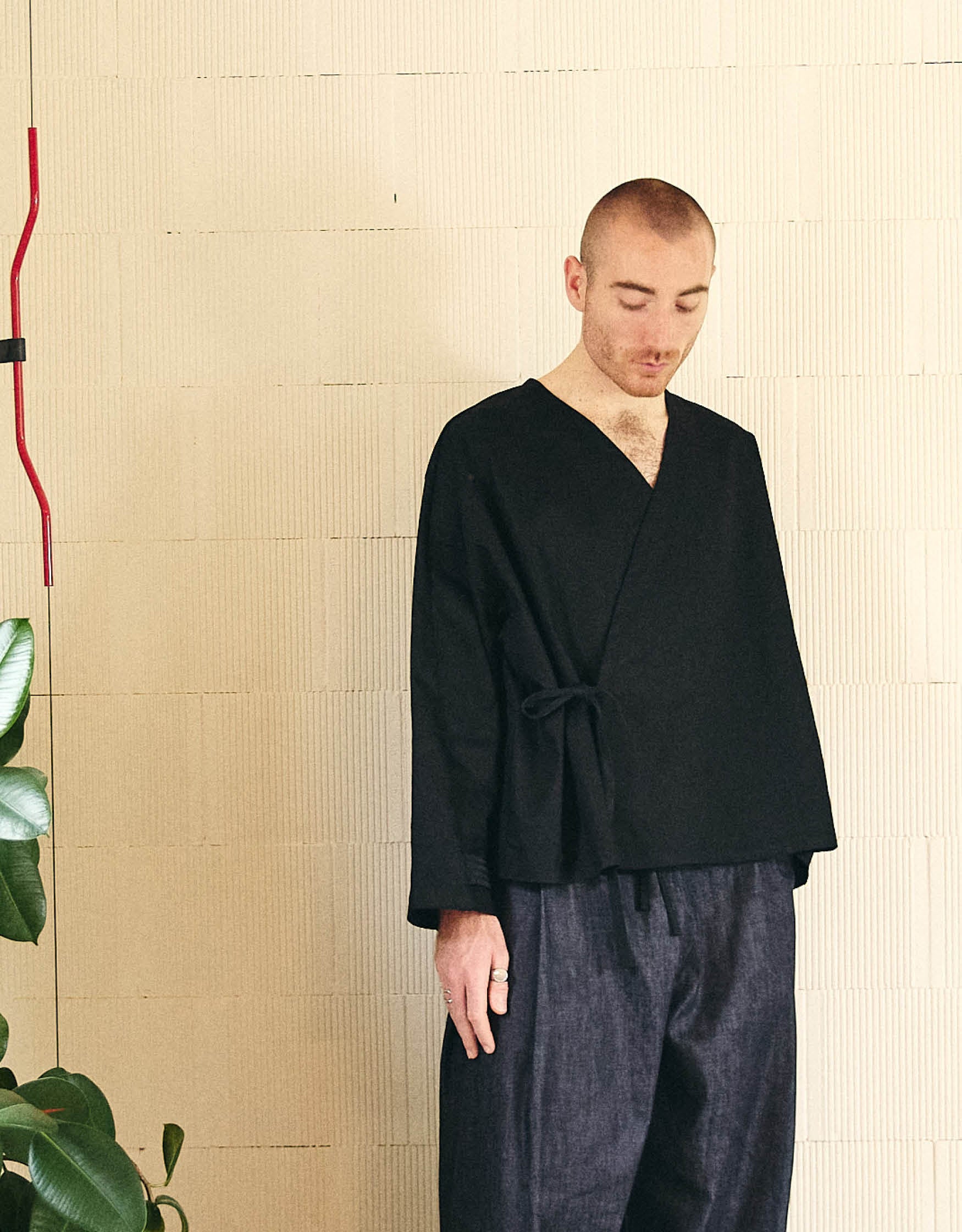 Unisex kimono, straight cut, oversized, low armholes, quilted strap at the bottom of the sleeves to modify volume, asymmetrical lines, cross-over front, closes with cotton taffeta ties of different widths. Designed to be worn both closed and open as an overshirt.
Made in France, in a Black stretch cotton gabardine, 98% Cotton, 2% Elastane, 251g/m², from a fashion house's dead stock.