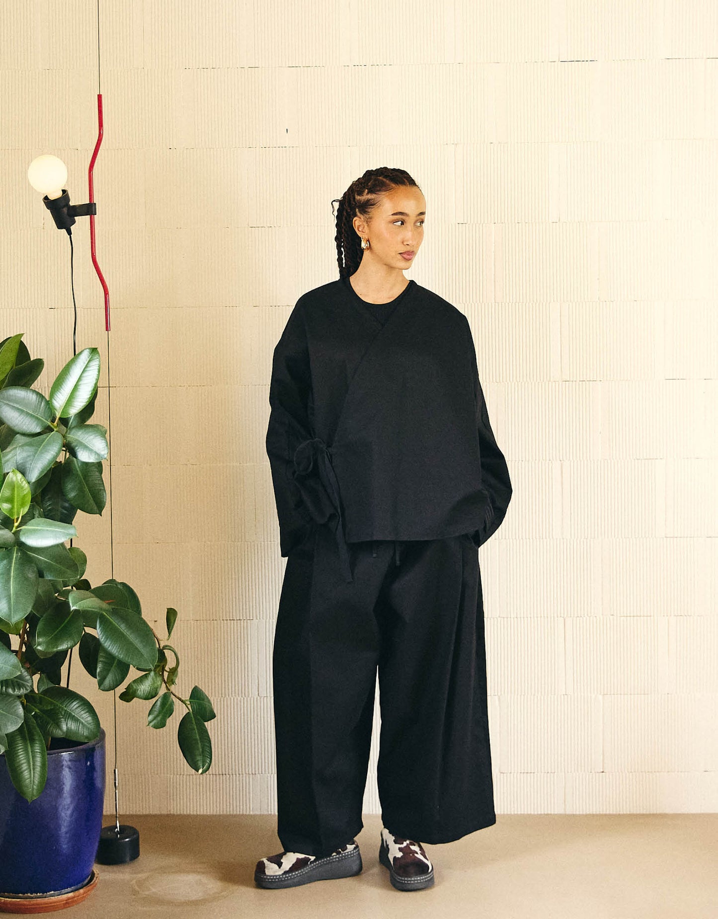 Unisex kimono, straight cut, oversized, low armholes, quilted strap at the bottom of the sleeves to modify volume, asymmetrical lines, cross-over front, closes with cotton taffeta ties of different widths. Designed to be worn both closed and open as an overshirt.
Made in France, in a Black stretch cotton gabardine, 98% Cotton, 2% Elastane, 251g/m², from a fashion house's dead stock.