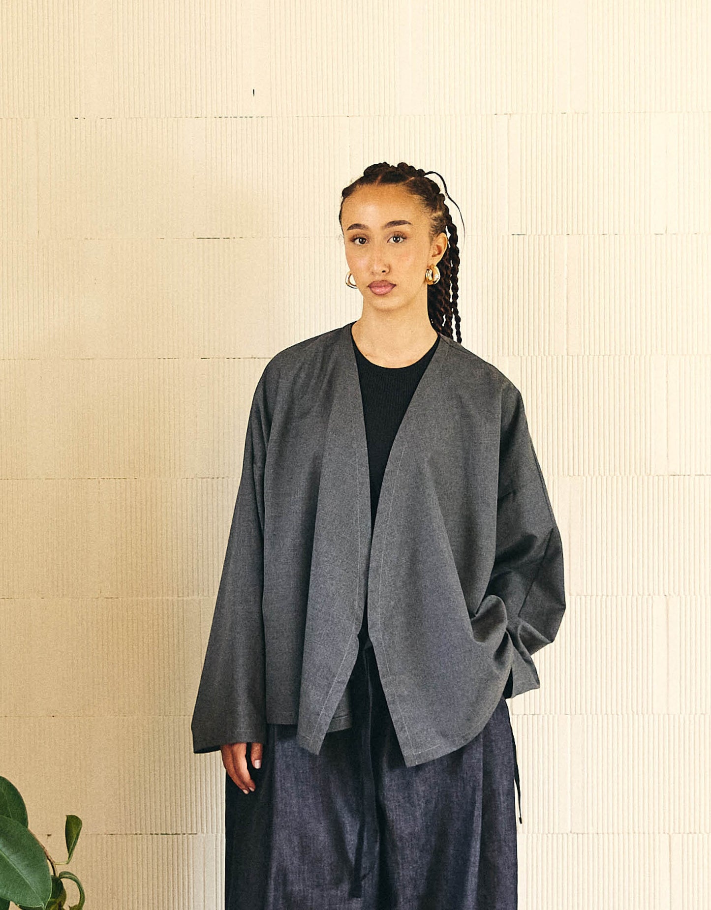 Unisex kimono, straight cut, oversized, low armholes, quilted strap at bottom of sleeves to modify volume, asymmetrical lines, cross-over front, closes with cotton taffeta ties of different widths. Designed to be worn both closed and open as an overshirt.
Made in France, in a Storm Grey light, fluid and crease resistant suiting, 65% Polyester, 35% Wool, 198g/m², from a fashion house's dead stock.