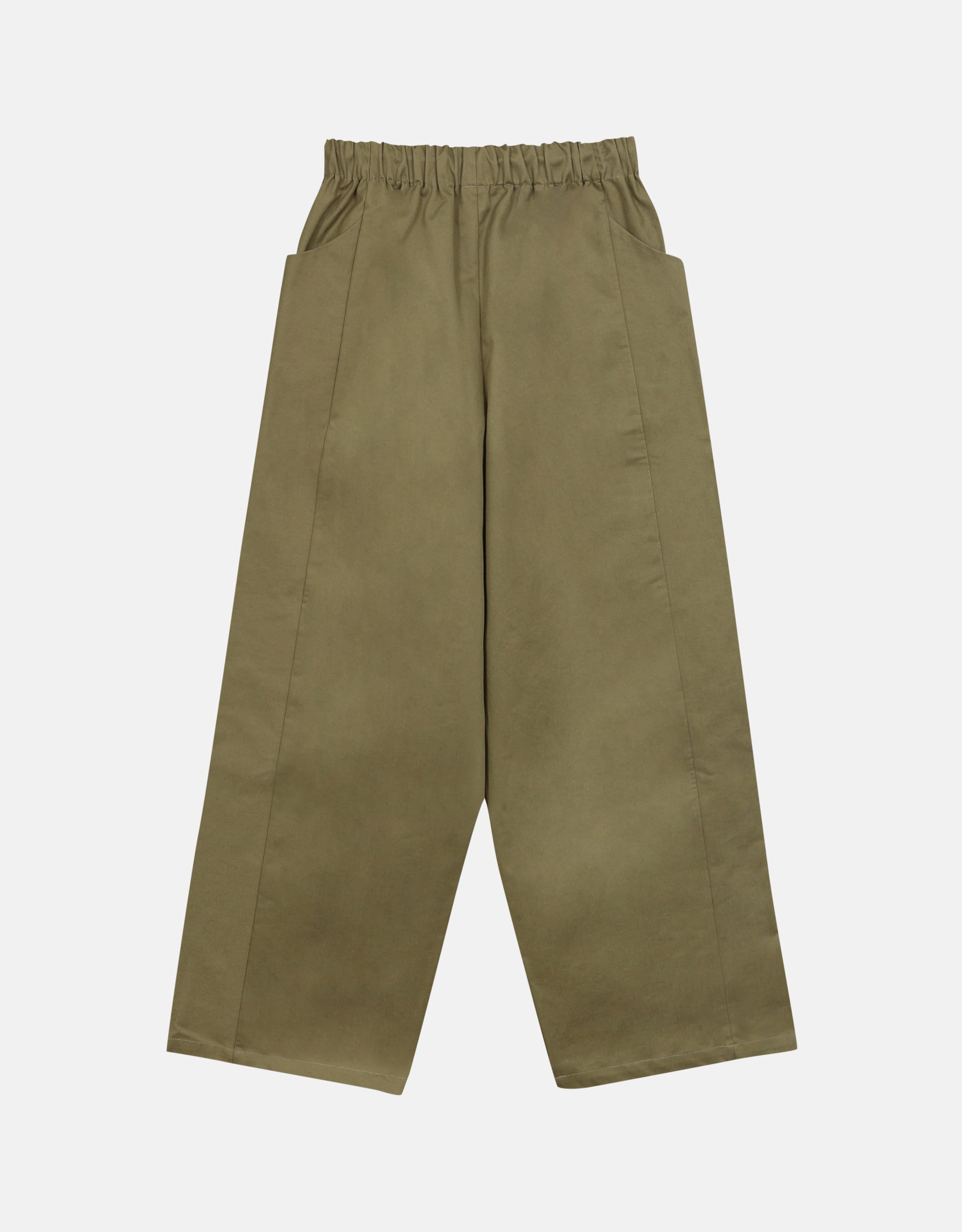 Pantalon - Chapitre 1, unisexe, jambes amples et droites, deux poches latérales, ceinture élastiquée, ajustable avec un cordon, dans un sergé de coton Olive. Pants - Chapter 1, unisex, wide, straight legs, two side pockets, elastic waistband, adjustable with drawstring, in Olive cotton twill.