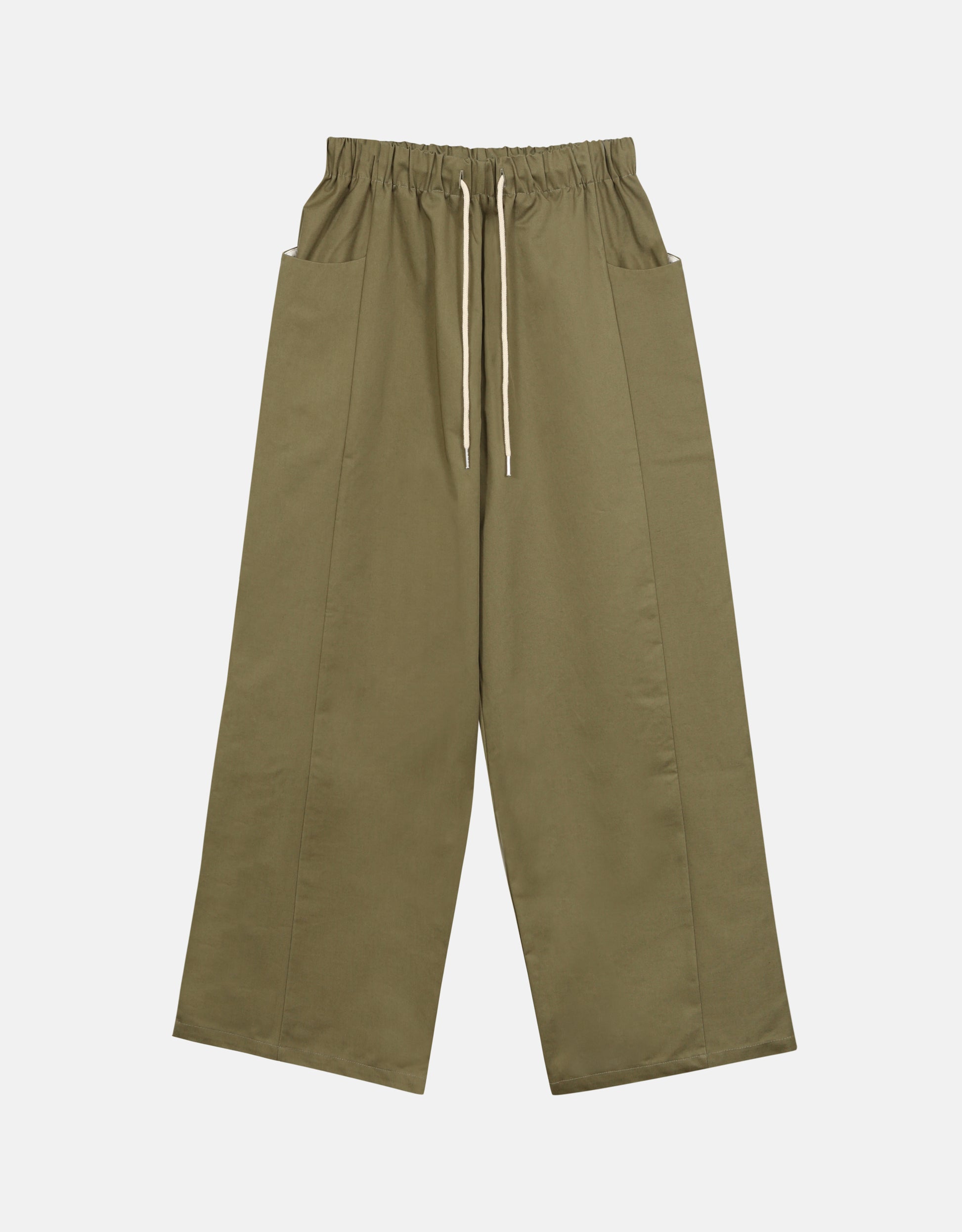 Pantalon - Chapitre 1, unisexe, jambes amples et droites, deux poches latérales, ceinture élastiquée, ajustable avec un cordon, dans un sergé de coton Olive. Pants - Chapter 1, unisex, wide, straight legs, two side pockets, elastic waistband, adjustable with drawstring, in Olive cotton twill.