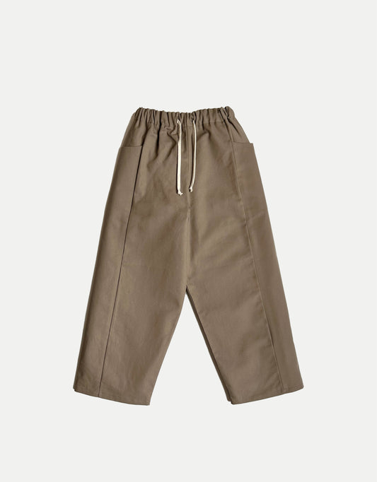 Pantalon pour adulte, taupe, jambes larges et droites. Taille élastiquée, ceinture réglable avec cordon. Deux poches. Upcyclé, minimal et oversized. Made in France. Adult pants, taupe, wide, straight legs. Elasticated waistband, adjustable waistband with drawstring. Two pockets. Upcycled, minimal and oversized. Made in France.