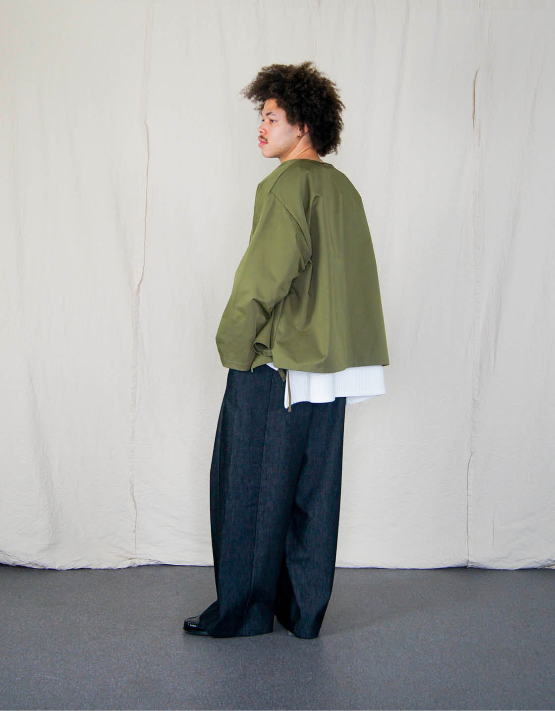 Pantalon Chapitre 1, unisexe, jambes amples et droites, deux poches latérales, ceinture élastiquée, ajustable avec un cordon, de denim brut. Pants - Chapter 1, unisex, wide, straight legs, two side pockets, elasticated belt, adjustable with drawstring, in raw denim.