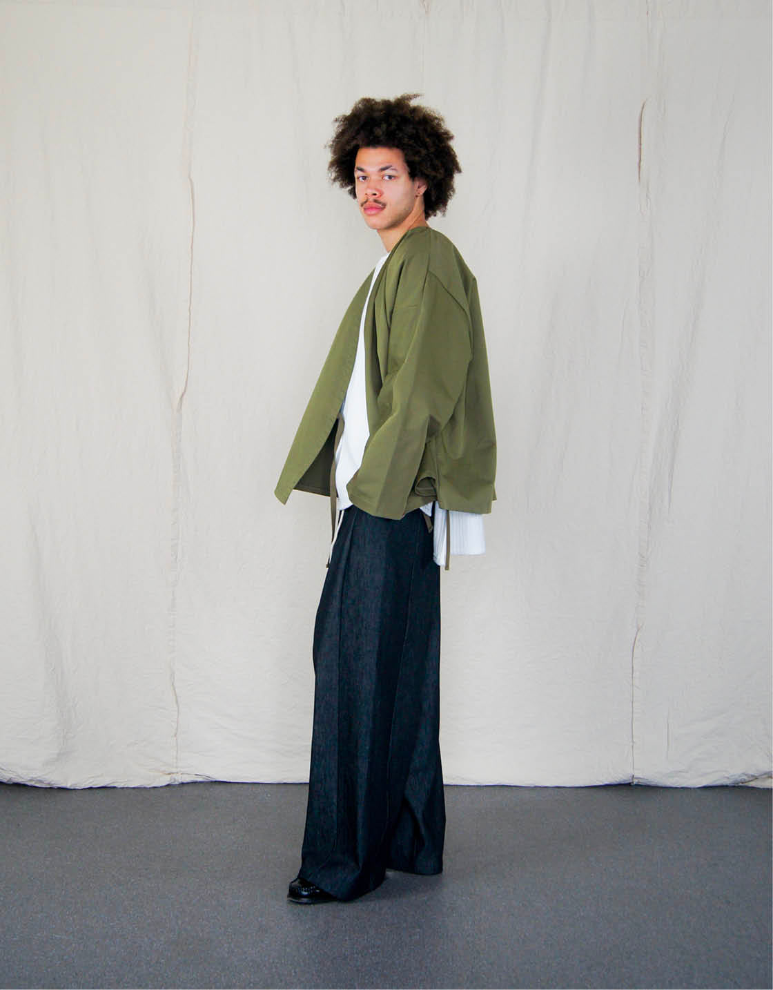 Pantalon Chapitre 1, unisexe, jambes amples et droites, deux poches latérales, ceinture élastiquée, ajustable avec un cordon, de denim brut. Pants - Chapter 1, unisex, wide, straight legs, two side pockets, elasticated belt, adjustable with drawstring, in raw denim.