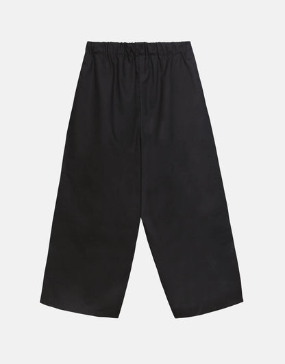 Unisex pants, wide legs, slightly flared, two generous pleats on each leg, framing the pockets, elasticated waistband adjustable with a toned-in cotton taffeta tie.
Made in France, in a Black stretch cotton gabardine, 98% Cotton, 2% Elastane, 251g/m², from a fashion house's dead stock.