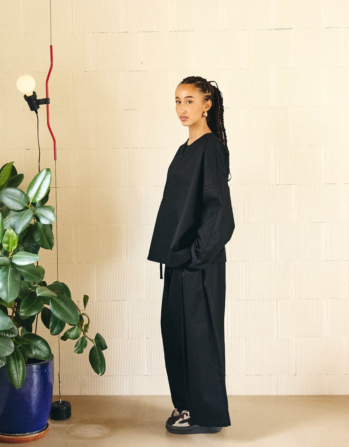 Unisex pants, wide legs, slightly flared, two generous pleats on each leg, framing the pockets, elasticated waistband adjustable with a toned-in cotton taffeta tie.
Made in France, in a Black stretch cotton gabardine, 98% Cotton, 2% Elastane, 251g/m², from a fashion house's dead stock.