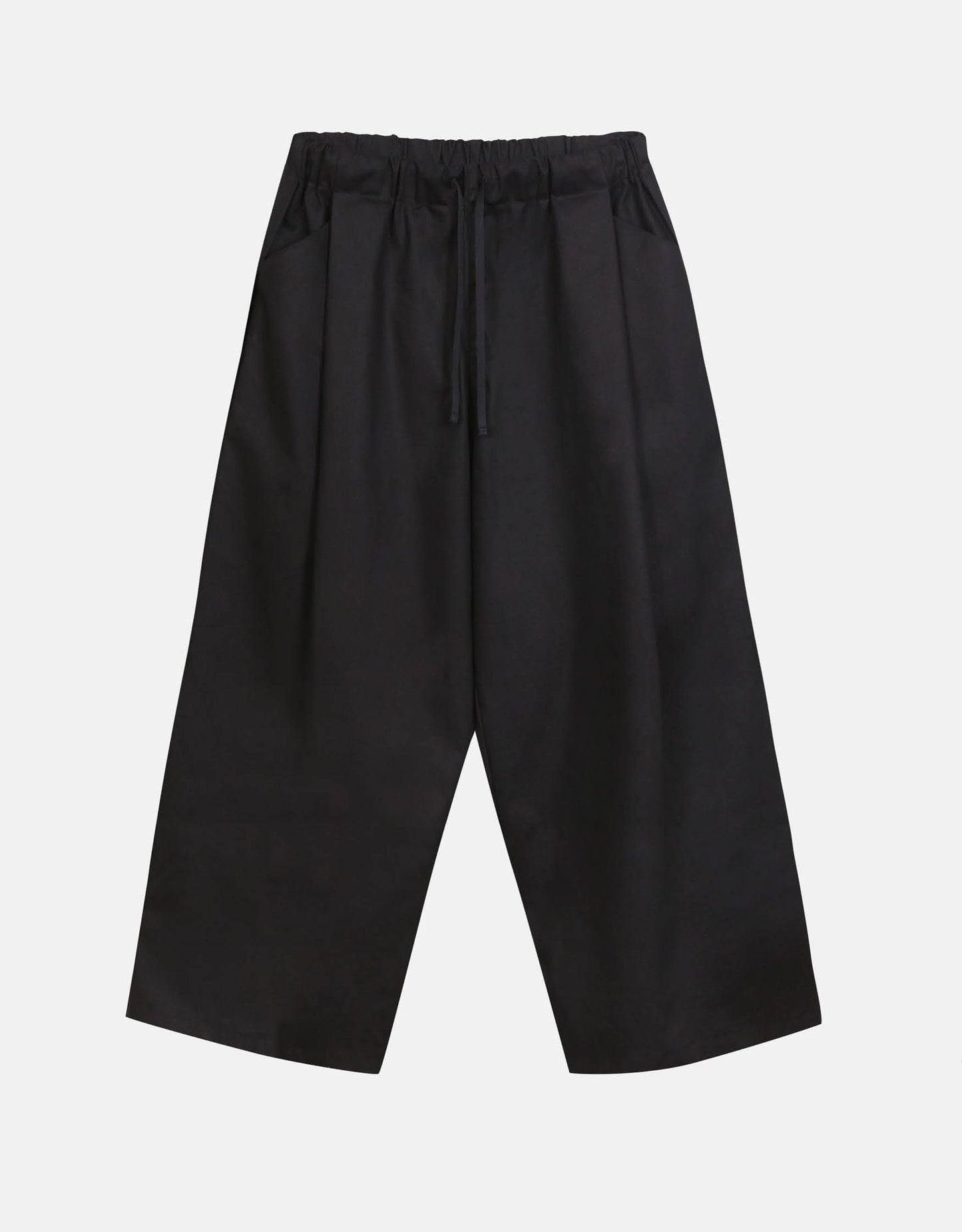 Unisex pants, wide legs, slightly flared, two generous pleats on each leg, framing the pockets, elasticated waistband adjustable with a toned-in cotton taffeta tie.
Made in France, in a Black stretch cotton gabardine, 98% Cotton, 2% Elastane, 251g/m², from a fashion house's dead stock.