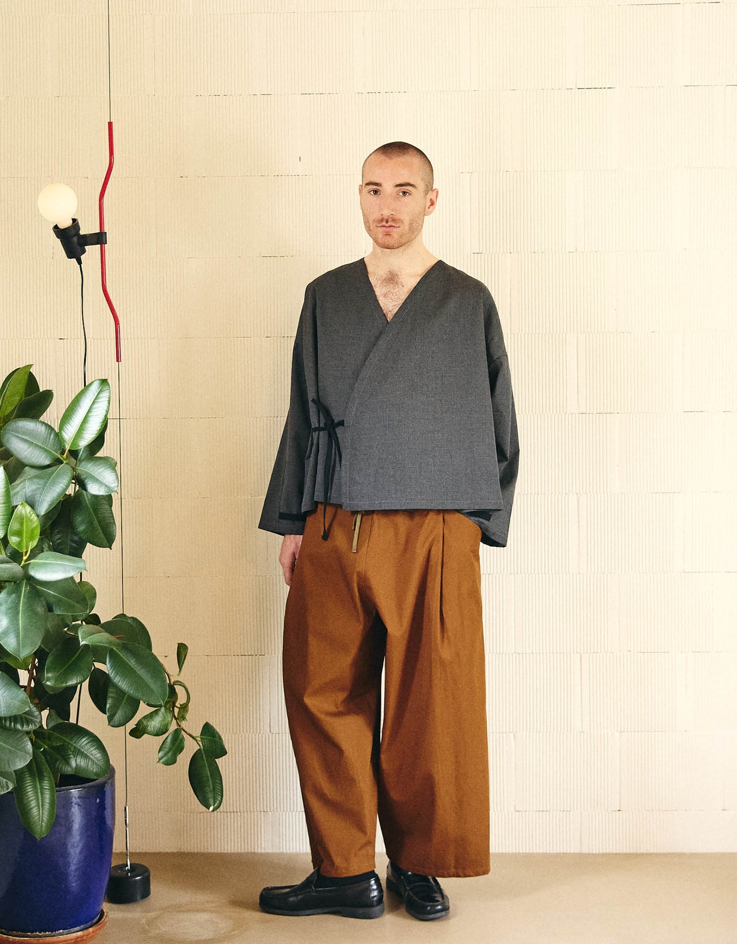 Unisex pants, wide legs, slightly flared, two generous pleats on each leg, framing the pockets, elasticated waistband adjustable with a kakhi cotton taffeta tie.
Made in France, in a Bronze ripstop canvas, 100% Cotton, 206g/m², from a fashion house's dead stock.