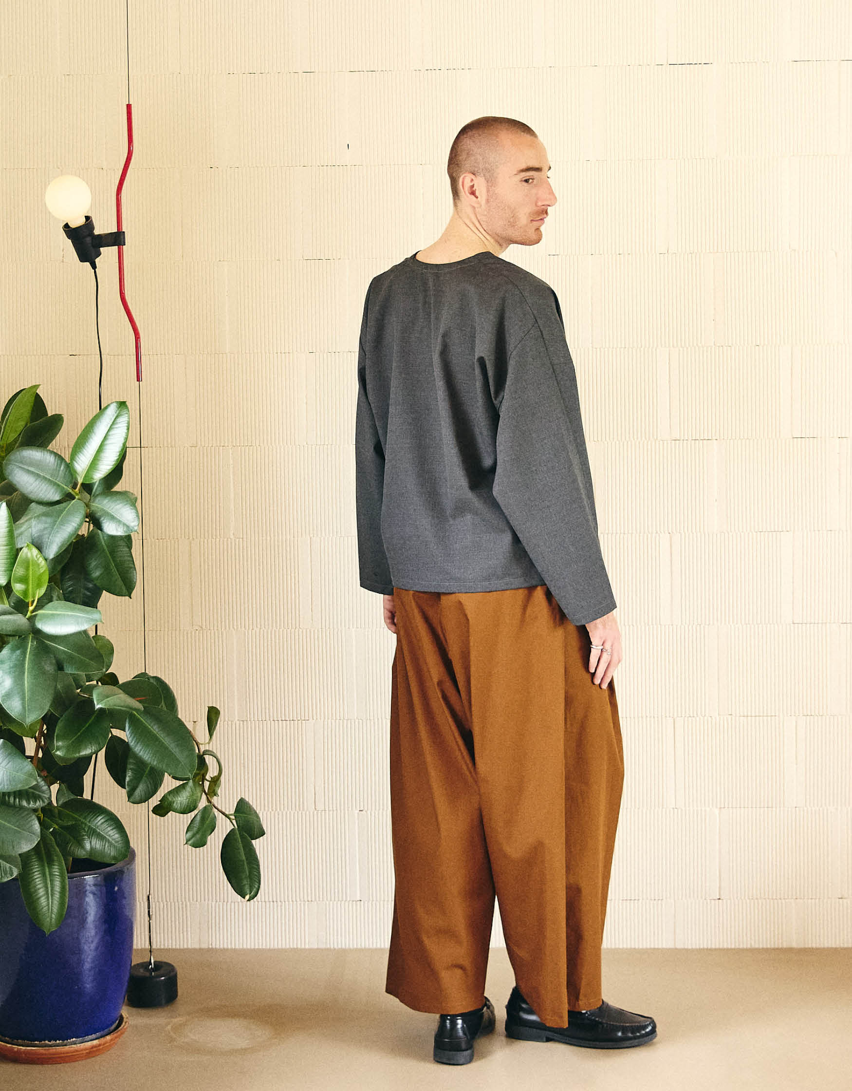 Unisex pants, wide legs, slightly flared, two generous pleats on each leg, framing the pockets, elasticated waistband adjustable with a kakhi cotton taffeta tie.
Made in France, in a Bronze ripstop canvas, 100% Cotton, 206g/m², from a fashion house's dead stock.