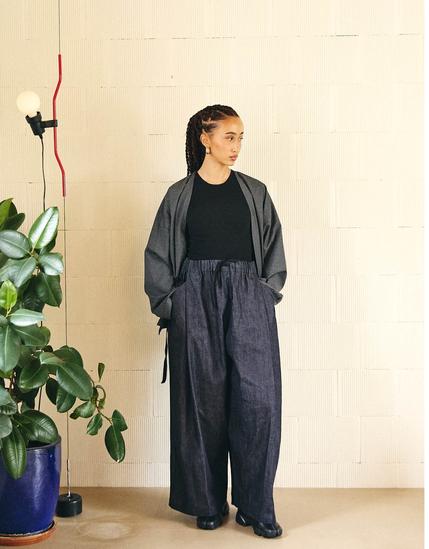 Unisex pants, wide legs, slightly flared, two generous pleats on each leg, framing the pockets, elasticated waistband adjustable with a black cotton taffeta tie.
Made in France, in an Indigo denim, 98% Cotton, 2% Elastane, 323g/m², from a fashion house's dead stock.