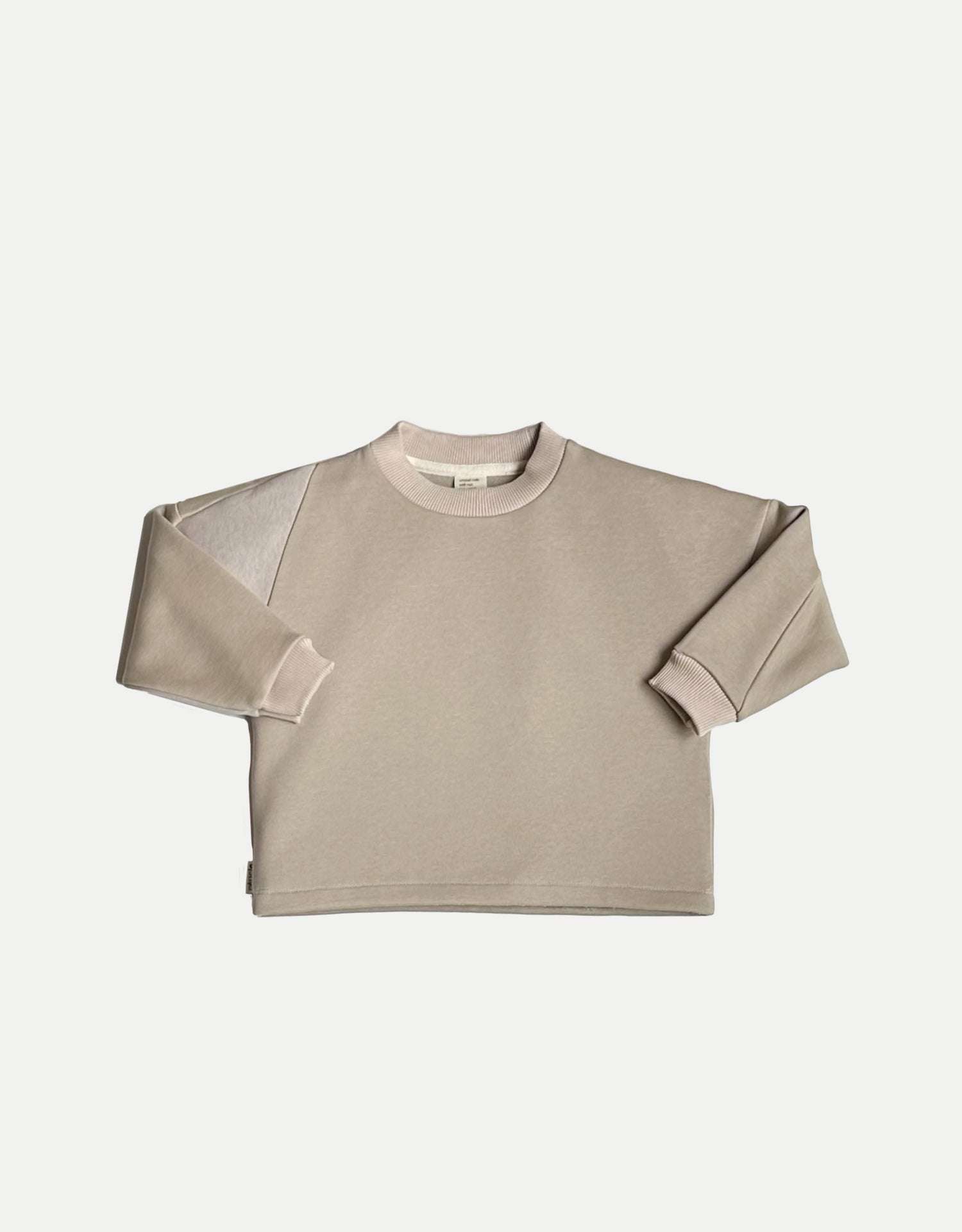 Sweatshirt pour enfant, beige, coupe droite oversized, emmanchures basses, découpes asymétriques. Upcyclé et unisexe. Made in France. Kid sweatshirt, beige, oversized straight cut, low armholes, asymmetrical lines. Upcycled and unisex. Made in France. 