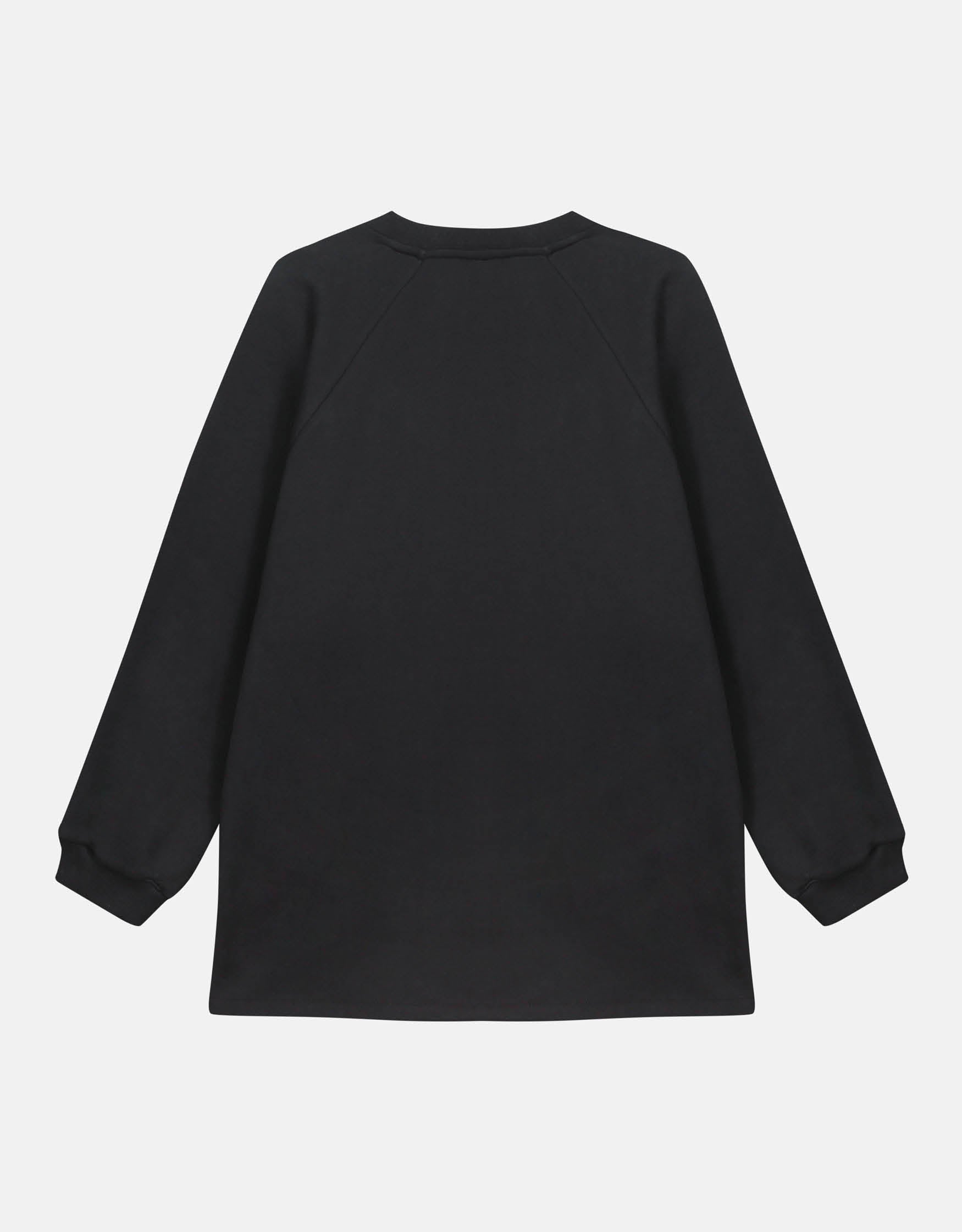 Unisex sweatshirt, straight cut, oversized, raglan sleeves, slit on the sides and longer back and wrapped detail on the ribbed cuffs.
Made in France, in an Black brushed fleece, 70% cotton, 30% polyester, 280 g/m².