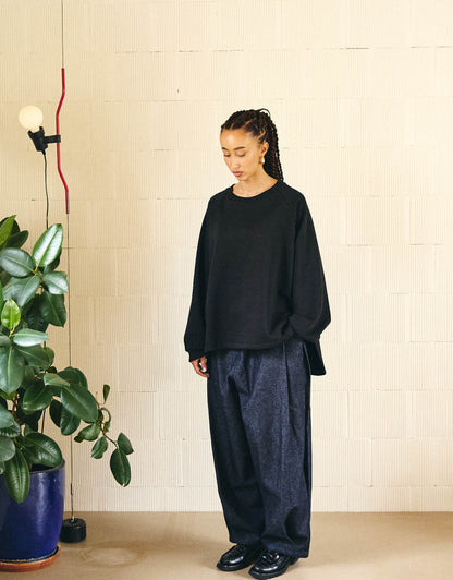 Unisex sweatshirt, straight cut, oversized, raglan sleeves, slit on the sides and longer back and wrapped detail on the ribbed cuffs.
Made in France, in an Black brushed fleece, 70% cotton, 30% polyester, 280 g/m².