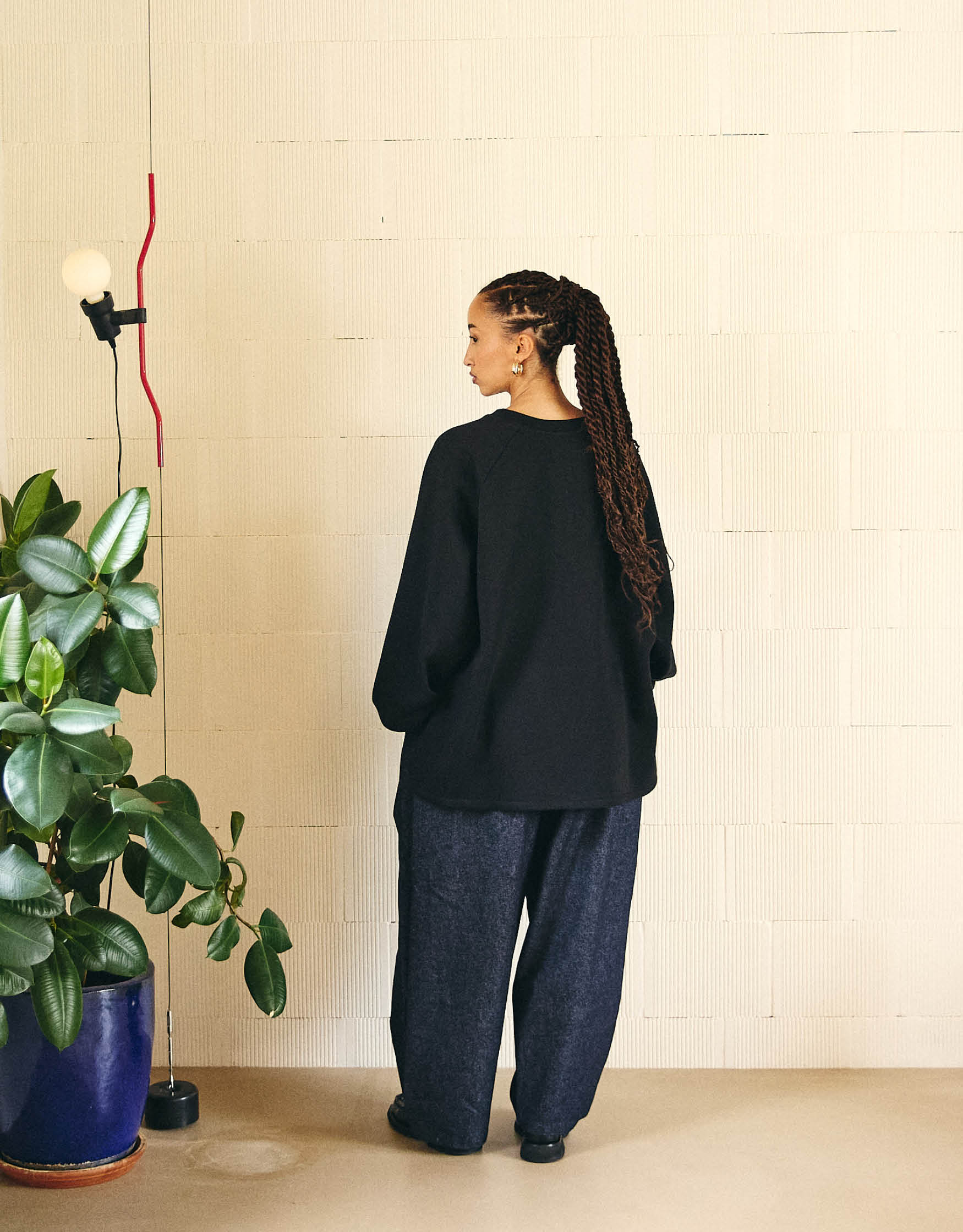 Unisex sweatshirt, straight cut, oversized, raglan sleeves, slit on the sides and longer back and wrapped detail on the ribbed cuffs.
Made in France, in an Black brushed fleece, 70% cotton, 30% polyester, 280 g/m².