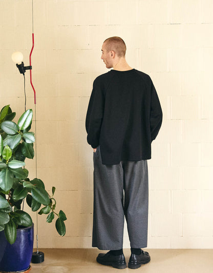 Unisex sweatshirt, straight cut, oversized, raglan sleeves, slit on the sides and longer back and wrapped detail on the ribbed cuffs.
Made in France, in an Black brushed fleece, 70% cotton, 30% polyester, 280 g/m².