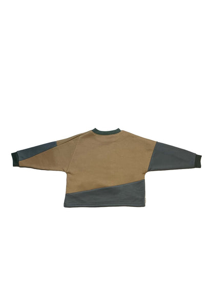 Sweatshirt pour enfant, camel, coupe droite oversized, emmanchures basses, découpes asymétriques. Upcyclé et unisexe. Made in France. Kid sweatshirt, camel, oversized straight cut, low armholes, asymmetrical lines. Upcycled and unisex. Made in France. 